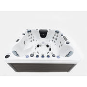 Frontansicht des FinA Soluna Outdoor Whirlpools für 7 Personen mit zahlreichen Massagedüsen, LED-Beleuchtung und ergonomisch geformten Sitzen