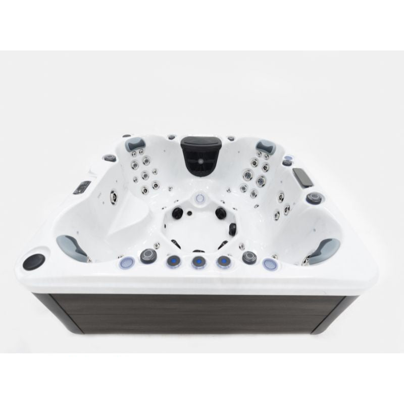 Frontansicht des FinA Soluna Outdoor Whirlpools für 7 Personen mit zahlreichen Massagedüsen, LED-Beleuchtung und ergonomisch geformten Sitzen