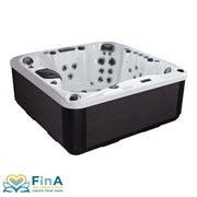 Perspektivansicht des FinA Soluna Outdoor Whirlpools für 7 Personen mit dunkler Seitenverkleidung, weißer Acrylwanne und Massagedüsen