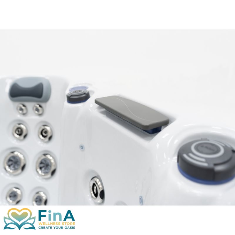 Detailansicht der Bedienelemente und Massagedüsen im FinA Soluna Whirlpool – ergonomisch platziert für intuitive Nutzung