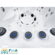 Detailaufnahme der beleuchteten Bedienknöpfe am Wannenrand des FinA Soluna Whirlpools – ergonomisch platziert für komfortable Steuerung