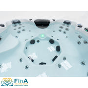 Innenansicht des FinA Soluna Whirlpools mit beleuchtetem LED-Zentrum, ergonomischen Sitzen und symmetrisch angeordneten Massagedüsen