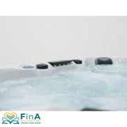 Beleuchteter Wasserauslass im FinA Soluna Whirlpool bei aktivierter LED-Beleuchtung – modernes Lichtdesign trifft auf funktionale Eleganz