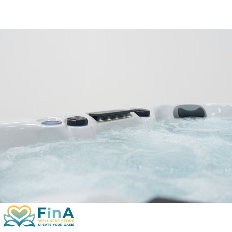 Beleuchteter Wasserauslass im FinA Soluna Whirlpool bei aktivierter LED-Beleuchtung – modernes Lichtdesign trifft auf funktionale Eleganz