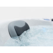 Ergonomische Nackenstütze des FinA Soluna Whirlpools im sprudelnden Wasser – für entspannte Kopfhaltung während der Massage
