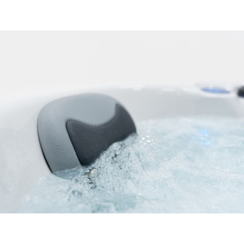 Ergonomische Nackenstütze des FinA Soluna Whirlpools im sprudelnden Wasser – für entspannte Kopfhaltung während der Massage