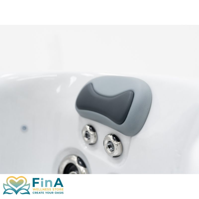 Detailansicht einer gepolsterten Nackenstütze und Massagedüsen im FinA Soluna Whirlpool – ergonomisch und hochwertig verarbeitet