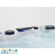 Wasserfallfunktion im FinA Soluna Whirlpool mit integrierter LED-Beleuchtung – harmonisches Zusammenspiel aus Wasser und Licht
