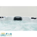 Detailansicht einer ergonomischen Kopfstütze am FinA Xaluna Outdoor Whirlpool, eingebettet in die weiße Acrylwanne mit sprudelndem Wasser im Vordergrund