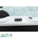 Nahaufnahme der Gecko IN.K500 Steuerung am FinA Xaluna Outdoor Whirlpool mit digitalem Display, eingebettet in den Beckenrand neben einer LED-Leuchte.