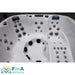 Komplettansicht des Innenraums vom FinA Zelano Whirlpool mit sechs ergonomischen Plätzen, zahlreichen Massagedüsen, Nackenkissen, Bedieneinheit und Fußmassagebereich