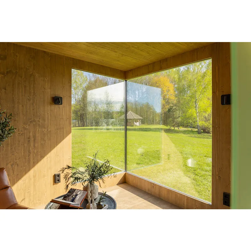 Genevas Davos Modular Sauna Innenraum mit großem Fenster Blick auf grüne Gartenlandschaft