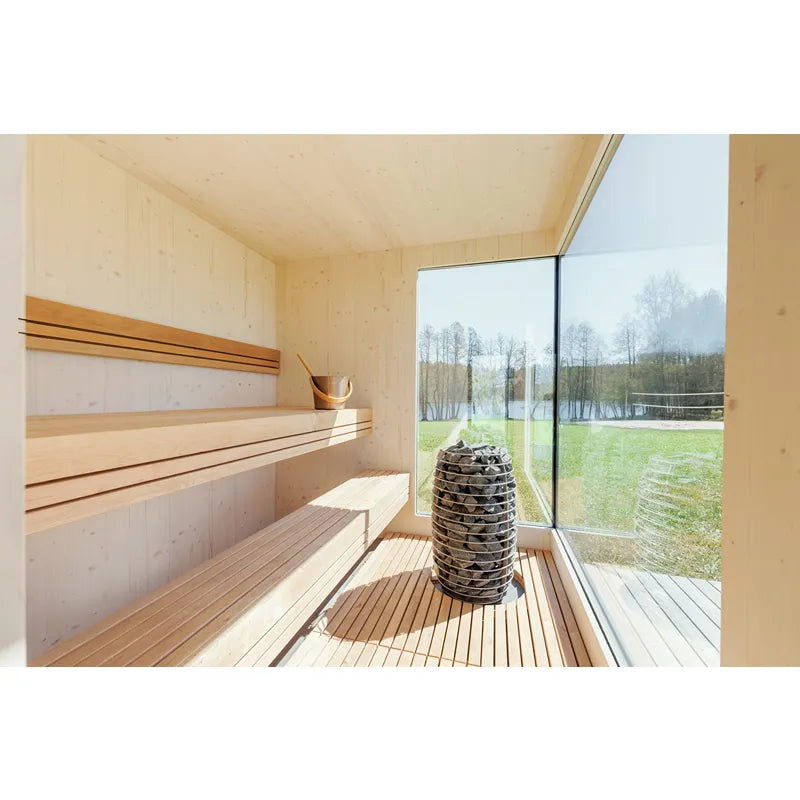Genevas St. Moritz Modular Sauna Innenraum mit Holzbänken, Saunaofen und Panoramafenster zum Garten