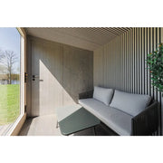 Genevas St. Moritz Modular Sauna Shower Innenraum mit Holzverkleidung und komfortabler Sitzecke