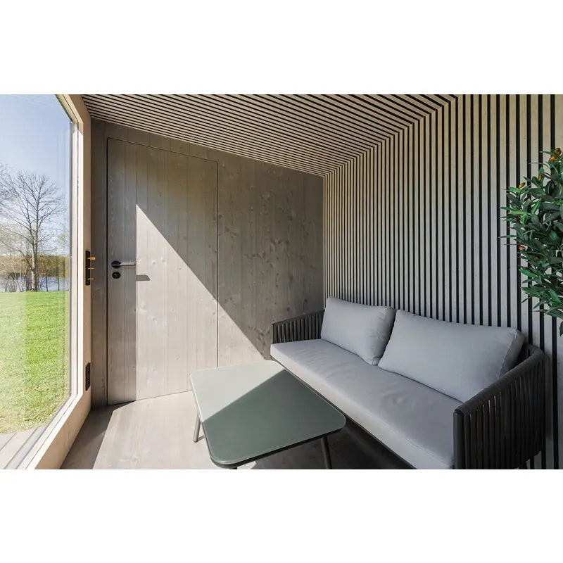 Genevas St. Moritz Modular Sauna Shower Innenraum mit Holzverkleidung und komfortabler Sitzecke