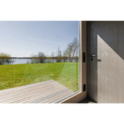 Genevas St. Moritz Modular Sauna mit Glastür und Blick auf Seelandschaft, moderne Saunakabine am See