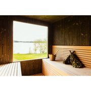 Genevas Zürich Modular Sauna Innenraum mit Holzbänken, großem Fenster zum See und Saunazubehör