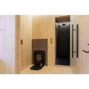 Genevas Zürich Modular Sauna Innenraum mit Holzverkleidung, schwarzem Ofen und offener Glastür