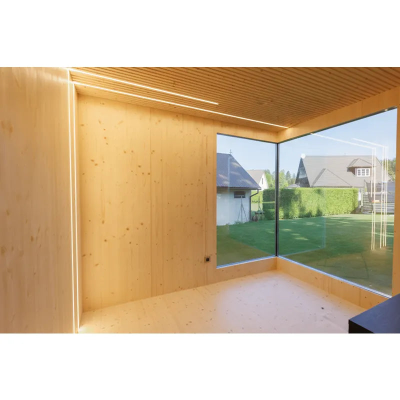 Genevas Zürich Modular Sauna Innenraum mit Holzwänden und großem Glasfenster zum Garten