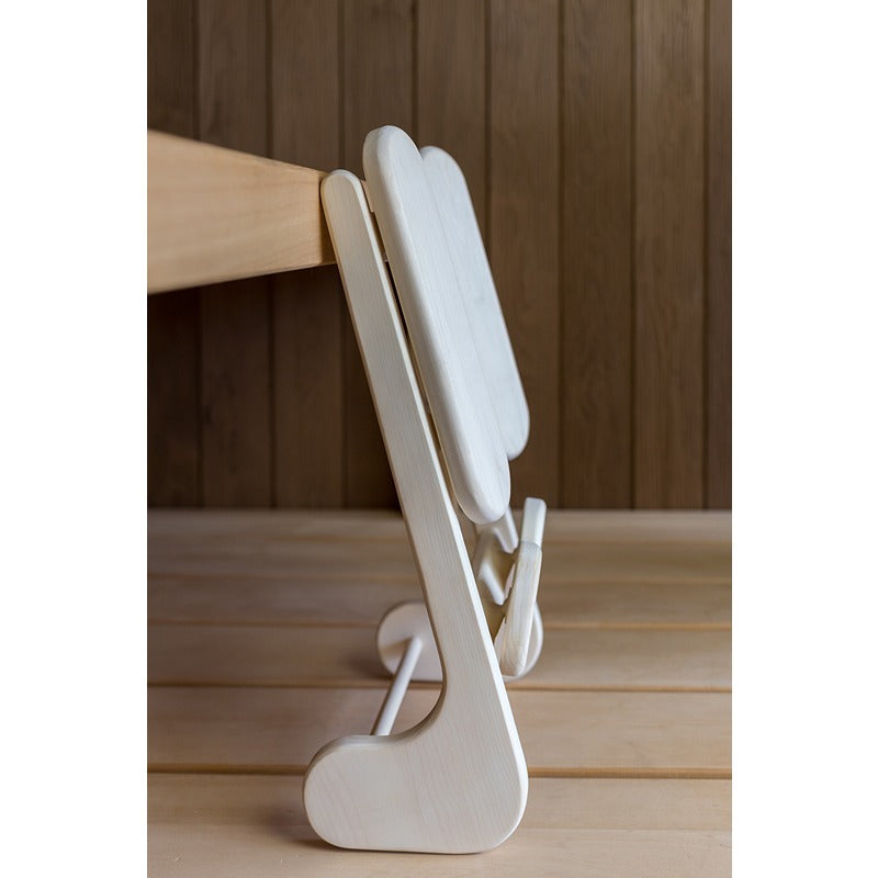 Seitenansicht der Halu Backrest Low in Espenholz – perfekte Ergonomie in der Sauna