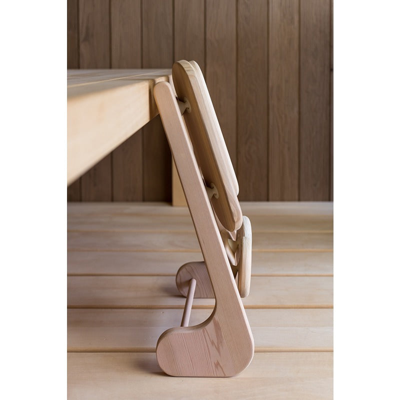 Profilansicht der ergonomischen Halu Rückenlehne aus Red Cedar in der Sauna