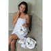 Frau mit Halu Hammam Pillow – ergonomisches Kunststoffkissen für Spa und Dampfbad