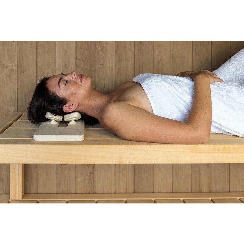 Detailansicht der Halu Sauna-Kopfstütze ADSK aus Espenholz – ergonomisch und diebstahlsicher für öffentliche Saunen