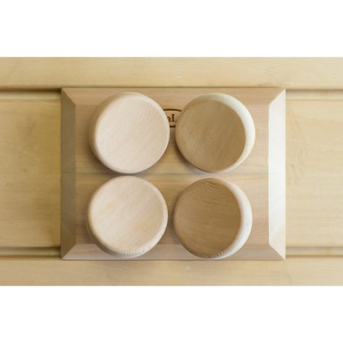 Halu Sauna Rectangular Kopfstütze aus Red Cedar – luxuriöse Holzmaserung und aromatischer Charakter in ergonomischem Design.