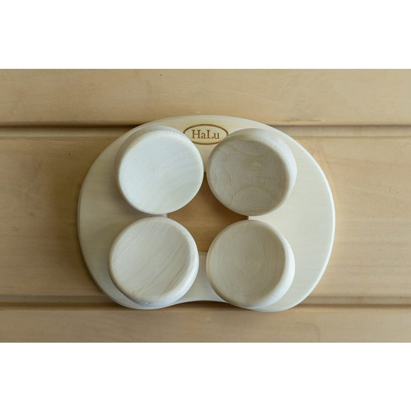 Runde Sauna-Kopfstütze von Halu aus feinem Abachi-Holz – weiche Optik mit hygienischer Oberfläche.
