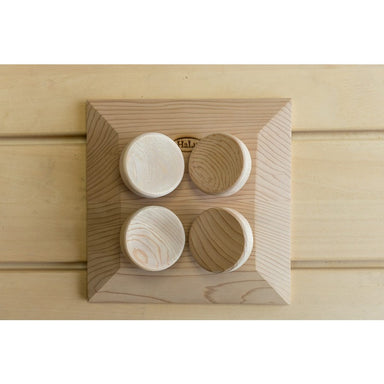 Halu Sauna Square Kopfkissen aus Red Cedar Holz auf heller Saunabank