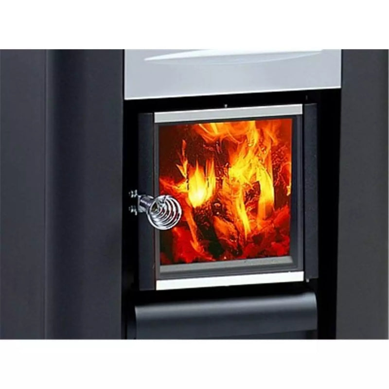Harvia Legend 240 Saunaofen mit loderndem Feuer und sichtbaren Flammen hinter der Glastür, schwarzes Gehäuse mit Chromregler