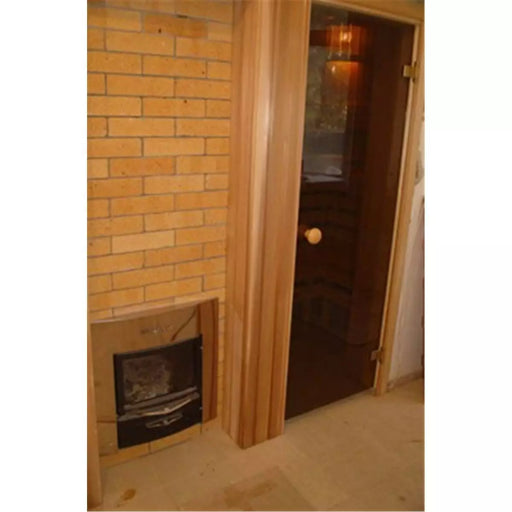 Harvia 36 Holz-Saunaofen mit Innen- und Außenbefeuerung in Ziegelmauer eingebaut, Saunaraum mit Holztür und Holzverkleidung