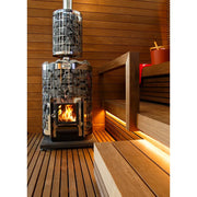 Harvia Cilindro 20 Steel Holzofen Set mit brennendem Feuer in Saunainnenraum aus Holz
