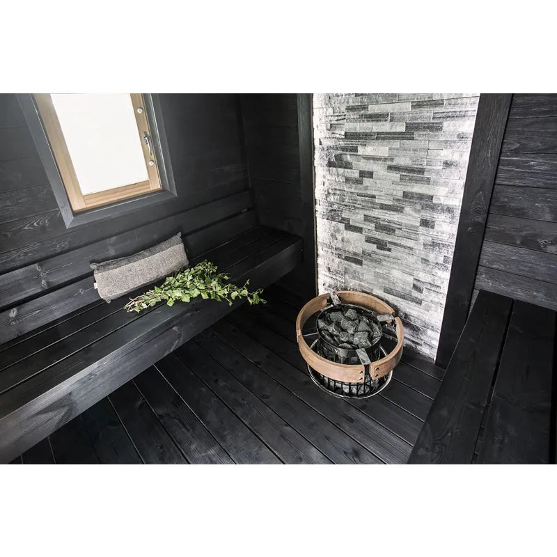 Harvia Cilindro Elektro Saunaofen im Innenraum einer modernen Wellness-Sauna mit schwarzen Holzbänken