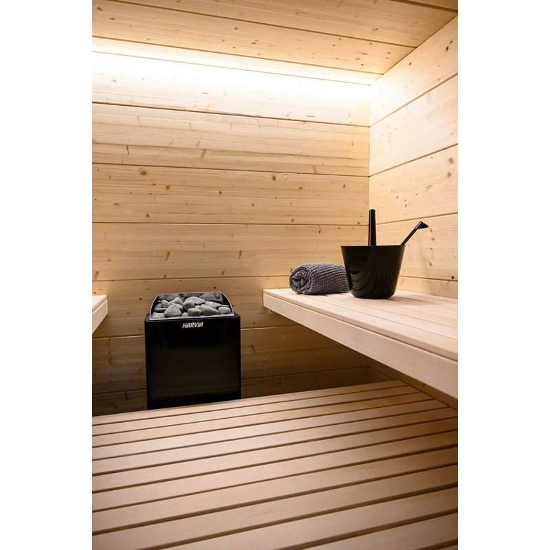 Frontalansicht des Harvia KIP Saunaofens mit stilvollem Saunazubehör in gemütlicher Kabine