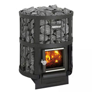 Harvia Legend 150 Holz-Saunaofen mit brennendem Feuer in der Glastür, gefüllt mit grauen Saunasteinen, schwarzes Stahlgehäuse mit Schutzgitter