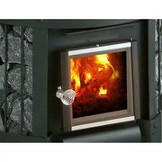 Harvia Legend 150 Saunaofen mit brennendem Holzfeuer, Sichtfenster mit Edelstahlrahmen und Lüftungsgitter an der Seite