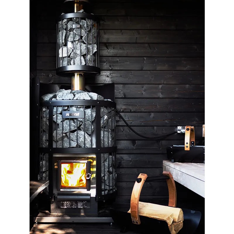 Harvia Legend 240 BimSchV2 Holzofen Set Schwarz mit brennendem Feuer in moderner Saunakabine aus Holz
