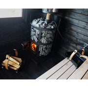 Harvia Legend 240 BimSchV2 Holzofen Set Schwarz in Saunakabine mit brennendem Feuer, Saunasteine und Holzfeuerung