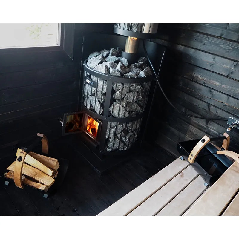 Harvia Legend 240 BimSchV2 Holzofen Set Schwarz in Saunakabine mit brennendem Feuer, Saunasteine und Holzfeuerung