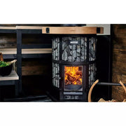 Harvia Legend 240 Holz-Saunaofen mit brennendem Feuer in modernem Saunaraum mit schwarzen Holzbänken und Eichenablage