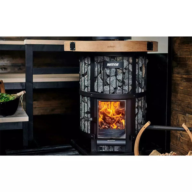 Harvia Legend 240 Holz-Saunaofen mit brennendem Feuer in modernem Saunaraum mit schwarzen Holzbänken und Eichenablage