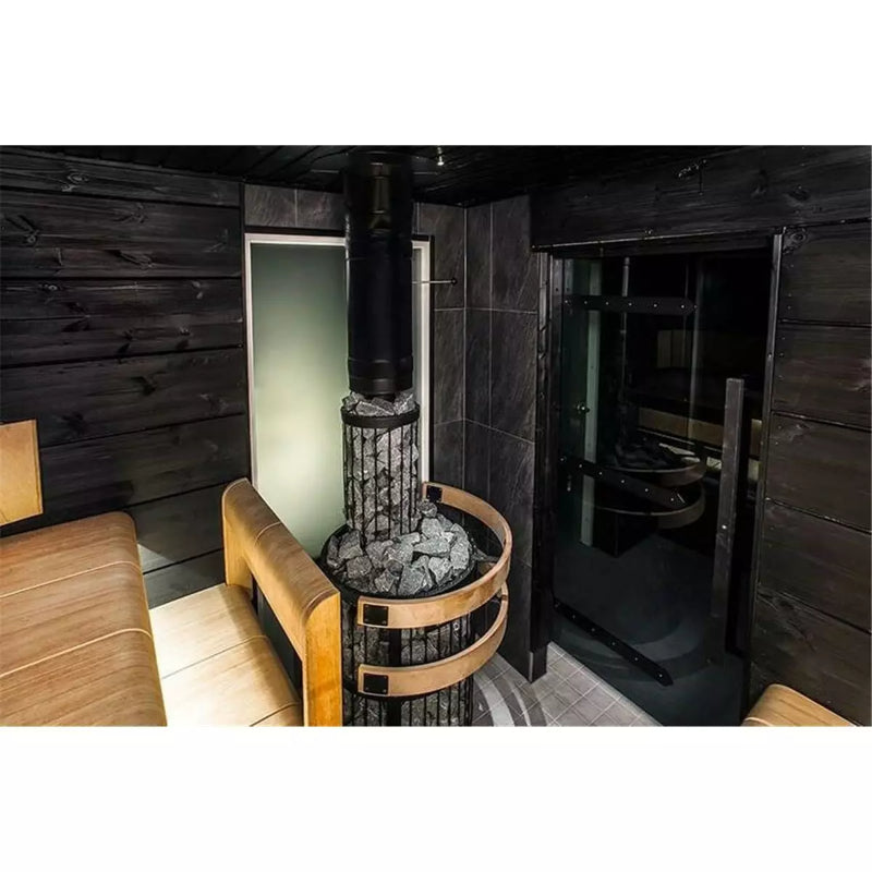 Moderner Saunaraum mit schwarzen Holzwänden, Harvia Legend 300 Holzofen mit Holzverkleidung und Steinen, LED-Glasleuchte, Holzbänke und schwarze Glastrennwand zur Dampfkabine.