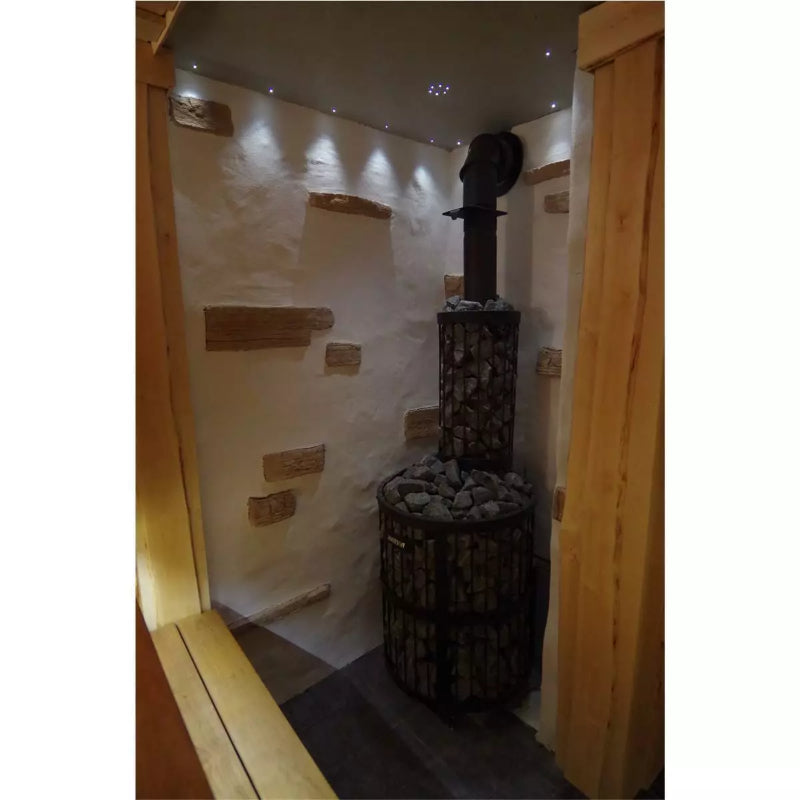Harvia Legend 300 Holzofen in moderner Sauna mit weißer Verkleidung, schwarzem Kamin und integrierter Beleuchtung