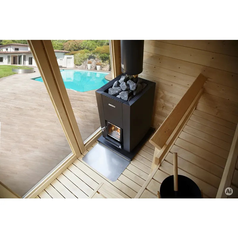 Harvia Linear 18 Compact Holzofen Set Schwarz Saunaofen mit Feuerraum und Saunasteine, installiert in moderner Gartensauna mit Blick auf Pool