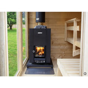 Harvia Linear 18 Compact Holzofen Set Schwarz mit brennendem Feuer in moderner Gartensauna mit Holzinnenraum