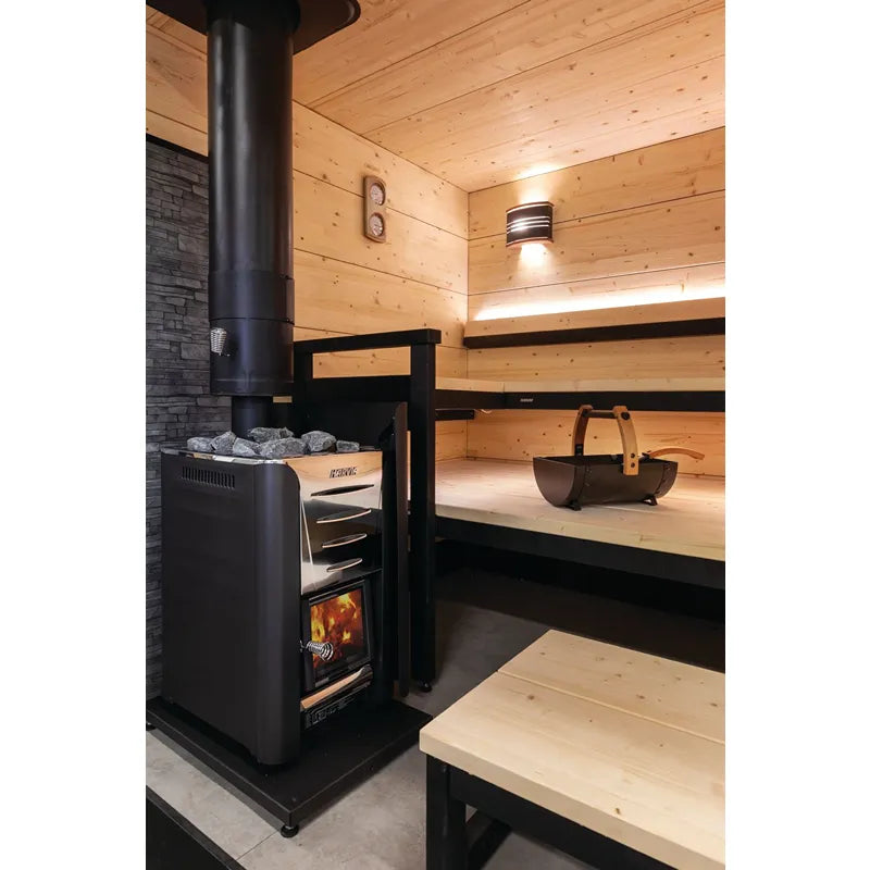Harvia Pro 20 BimSchV2 Holzofen Set Schwarz in modernem Saunaraum mit Holzbänken