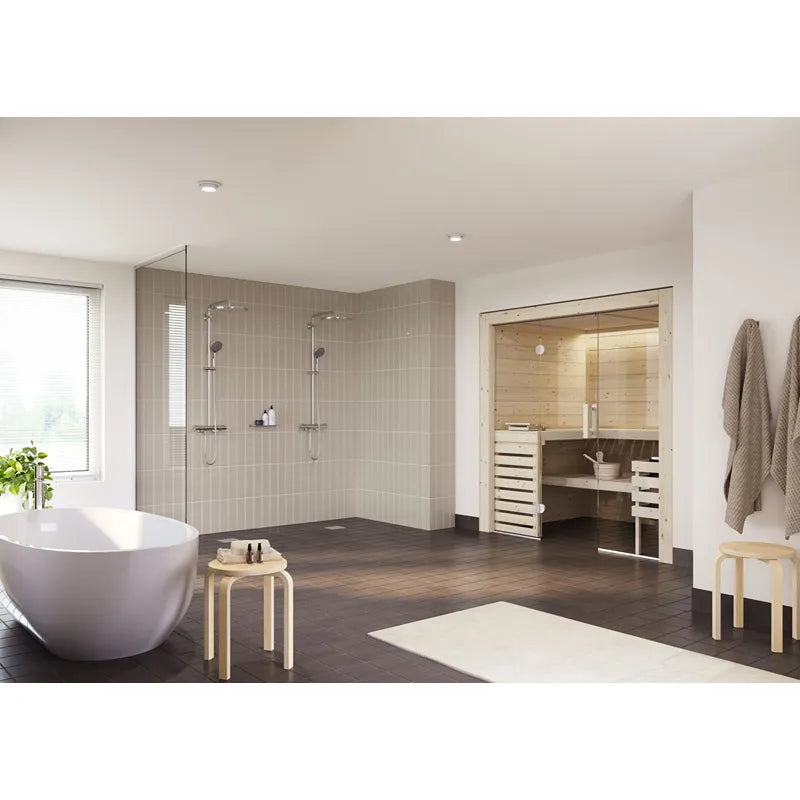 Harvia Top Steel Elektroofen in moderner Wellness-Sauna mit Holzverkleidung, CX110 Steuerung, neben Badewanne und Dusche