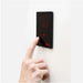 Nahaufnahme eines Fingers auf dem Harvia Xenio CX110 Steuergerät – intuitive Touch-Bedienung in elegantem Glasdesign