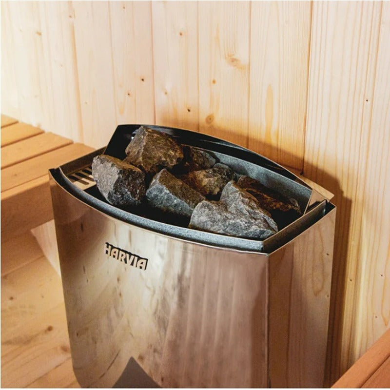 Harvia Vega E Saunaofen in Betrieb – gefüllt mit originalen Saunasteinen in einer gemütlichen Holzsauna